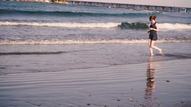 Θάλασσα Κορίτσι Τρέχει Κατά Μήκος Της Θάλασσας — Αρχείο Βίντεο