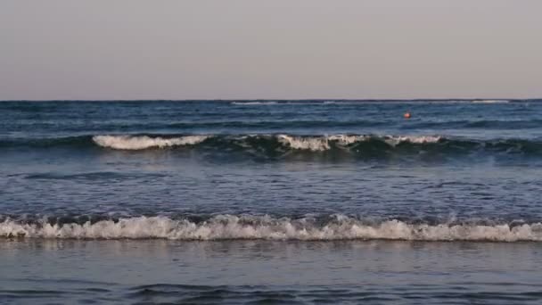女孩沿着大海奔跑 — 图库视频影像