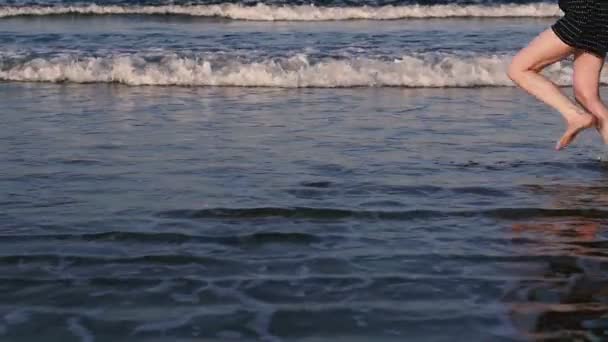 女の子は海に沿って走る — ストック動画