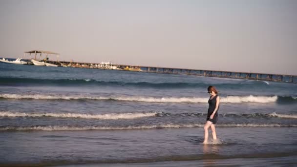 Mar Menina Corre Longo Mar — Vídeo de Stock