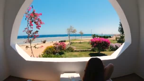 Finestra Con Vista Sul Mare Ragazza Alla Loggia Guarda Mare — Video Stock