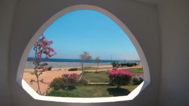 denize bakan pencere.