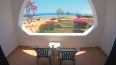 denize bakan pencere.