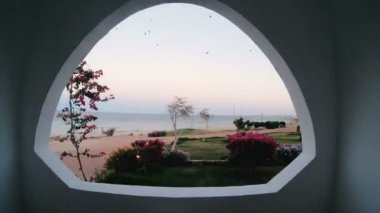 denize bakan pencere.