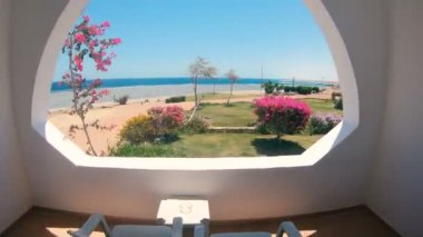 denize bakan pencere.