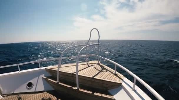 Jacht Nos Jachtu Przecina Fale — Wideo stockowe