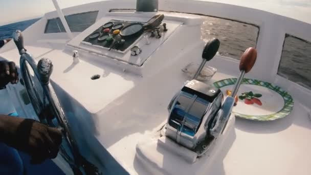 Volant Bateau Les Mains Bronzées Contrôlent Volant Yacht — Video