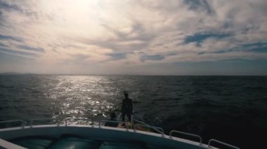 Yat. Yatın burnu dalgaları keser.