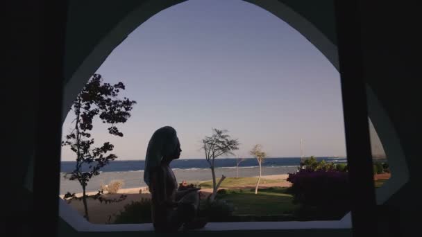 Okno Výhledem Moře Dívka Sedí Lodžii Dívá Mobilní Telefon — Stock video