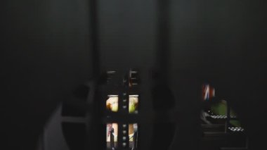 Kas. Spor salonundaki kız kaslarını sallıyor.