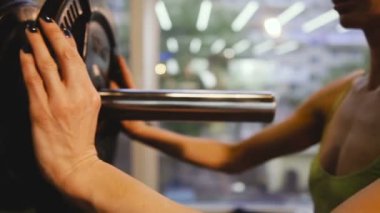 Spor salonu. Kız çubuğun boynuna krep ekler.