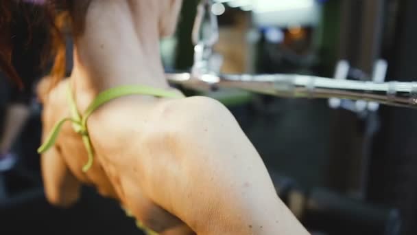 Músculos Chica Gimnasio Sacude Los Músculos Espalda — Vídeos de Stock