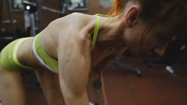 Fitnessstudio Mädchen Schüttelt Muskeln Mit Hantel Fitnessstudio — Stockvideo
