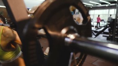 Halter. Bir halter ile kız çömelmiş