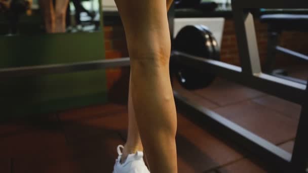 Barbell Menina Agachamentos Com Sino — Vídeo de Stock