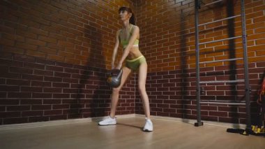 Ağırlık ile egzersiz yapın. Kız kilo ile egzersiz yapıyor