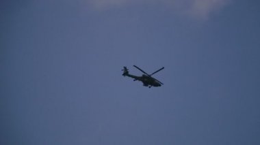 Askeri helikopter mavi gökyüzüne karşı uçuyor. Güney Kore. Seul