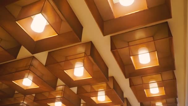 Plafond avec beaucoup de lampes 