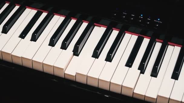 钢琴键在没有人手的情况下播放 — 图库视频影像