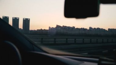 Seul şehrinde araba trafiği. Güney Kore