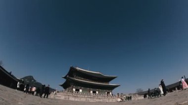 Seul'un tarihi müzeleri. Dressy Koreliler müzeyi ziyaret