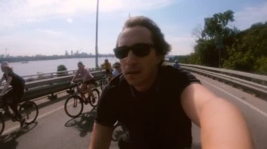 Kiev, Ukrayna - 01 Haziran. Bisiklet günü 2019. All-Ukrayna Veloden bisikletçilerin ana tatil. Binlerce insan, ne olursa olsun yaş ve sürüş tarzı, atten çekmek için Ukrayna şehir ve kasabaların merkezi sokaklarında seyahat