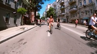 Kiev, Ukrayna - 01 Haziran. Bisiklet günü 2019. All-Ukrayna Veloden bisikletçilerin ana tatil. Binlerce insan, ne olursa olsun yaş ve sürüş tarzı, atten çekmek için Ukrayna şehir ve kasabaların merkezi sokaklarında seyahat