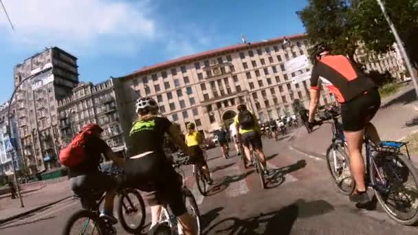 乌克兰基辅 6月1日 自行车日2019年 全乌克兰维洛登是骑自行车的主要节日 成千上万的人 不分年龄和驾驶风格 通过乌克兰城镇的中心街道旅行 以吸引 — 图库视频影像
