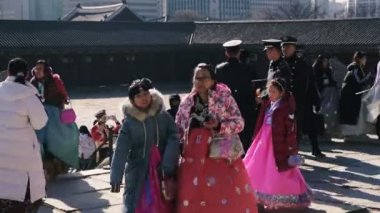 Seul Güney Kore - 26 Ocak 2019. Seul tarihi müzeleri. Şık Koreliler müzeyi ziyaret