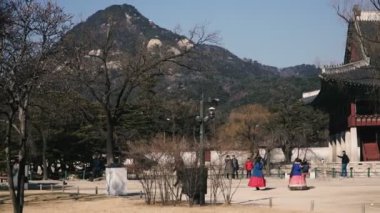 Seul Güney Kore - 26 Ocak 2019. Seul tarihi müzeleri. Şık Koreliler müzeyi ziyaret