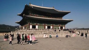 Seul Güney Kore - 26 Ocak 2019. Seul tarihi müzeleri. Şık Koreliler müzeyi ziyaret