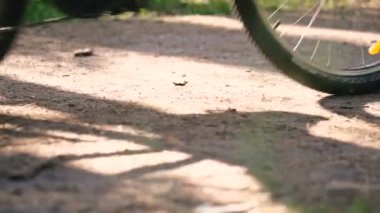 Bisiklet. Bisiklete binen bir grup insan