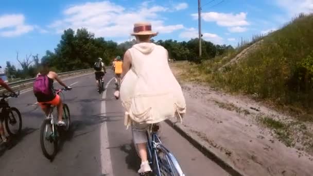 Kerékpár Emberek Egy Csoportja Lovaglás Kerékpárok — Stock videók