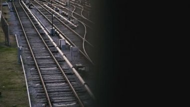 Depo metrosu. Metro deposu, metro vagonları raylara biner.