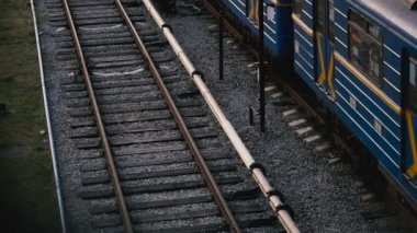 Depo metrosu. Metro deposu, metro vagonları raylara biner.