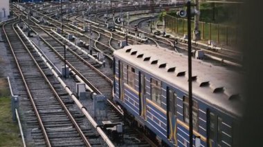 Depo metrosu. Metro deposu, metro vagonları raylara biner.