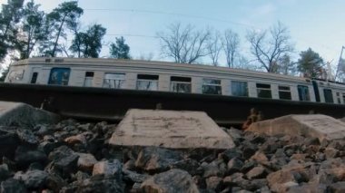 Tren. Trenle trenle.