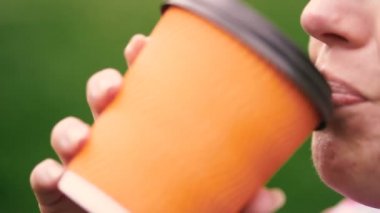 Kahve. Kız kahve içiyor