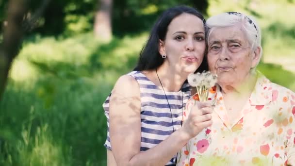 Бабушка Внучка Взорвали Одуванчик — стоковое видео