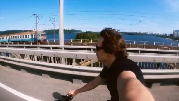男は自転車に乗って アクションカメラで自分自身を撮影 — ストック動画