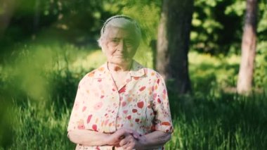 Büyükanne. Yüz yaşındaki büyükanne portresi