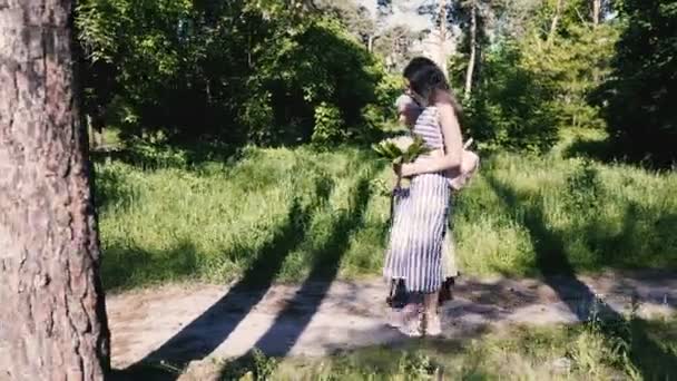 Büyükanne Torun Büyükanne Torun Parkta Yürüyorlar — Stok video