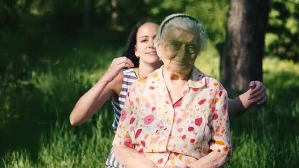 祖母和孙女 祖母和孙女正在公园里散步 — 图库视频影像