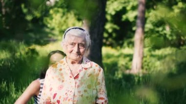 Büyükanne ve torun. Büyükanne ve torun parkta yürüyorlar.