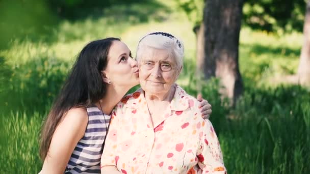 Внучка Обнимает Бабушку Целует Щеку — стоковое видео