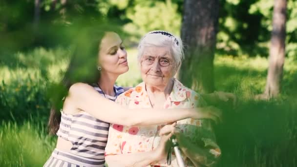 Kleindochter Knuffelt Haar Oma Kust Haar Wang — Stockvideo