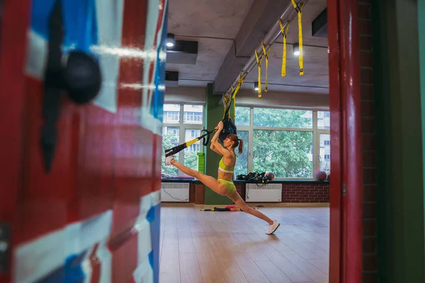 Fitness. das Mädchen trainiert in der Turnhalle — Stockfoto