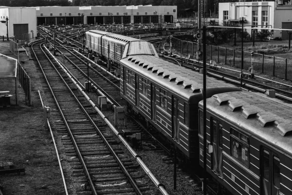 Станция метро. Станция метро, вагоны метро едут по рельсам . — стоковое фото