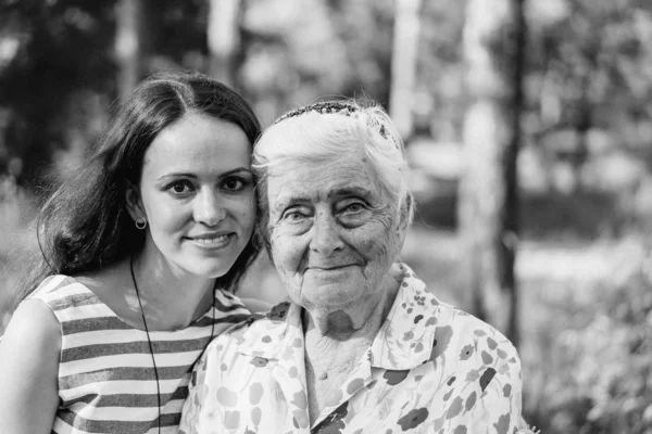Бабушка и внучка . — стоковое фото