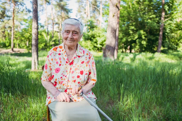 Grootmoeder. Grootmoeder op de leeftijd van 100 jaar wandelingen Ik — Stockfoto